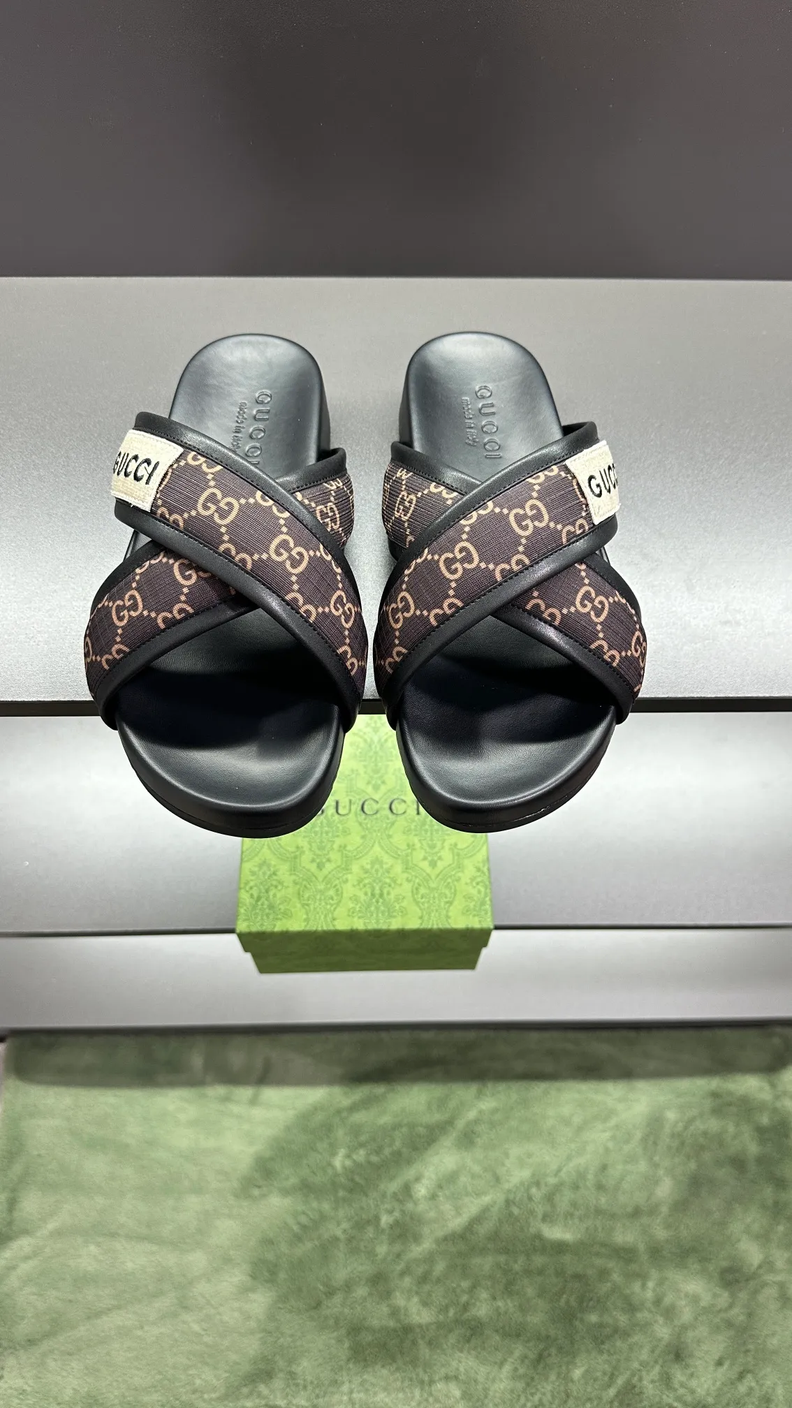 [G Family Couple Style] P: 300💰Female size 36~40 Men's size 39~45, (46. Custom-made Unisex GG slippers This slipper is made of GG polyester fiber and is decorated with a Gucci label on the front, adding a striking logo feel to the style. Beige GG recycled polyester fiber Unisex leather trim "Gucci Made in Italy" embroidered label Rubber sole Flat Made in Italy